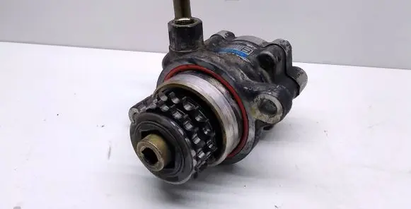 Nissan Almera Tino Power steering pump 22151089 4U105