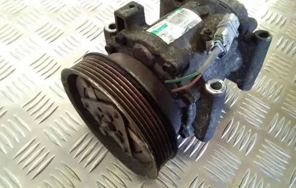 Renault Megane II Air conditioning (A/C) compressor (pump) SD6V12 8200365787A
