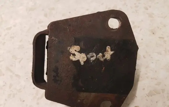 Mitsubishi Pajero Sport I Engine mount bracket MR210868