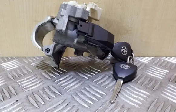 Toyota Avensis T270 Ignition lock 450200203