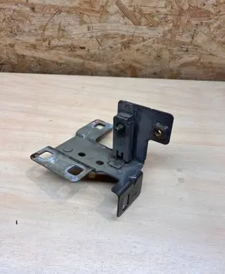 Fender mounting bracket