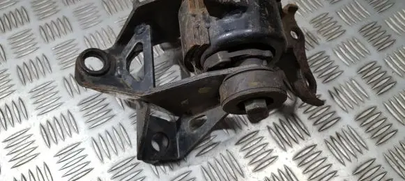 Mazda 6 Engine mount bracket