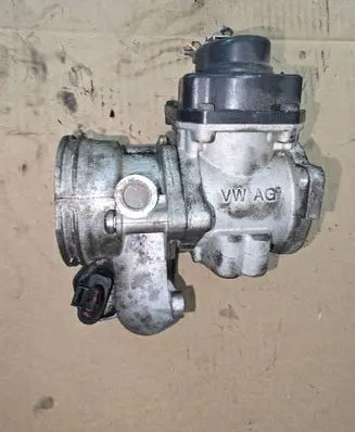 Volkswagen Touran I Throttle valve 03G128063L