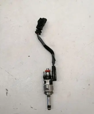 Volvo XC60 Fuel injector 32140134