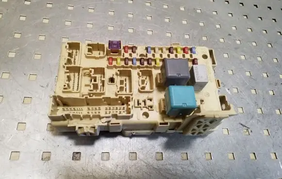 Toyota Corolla Verso E121 Fuse module 892210F020