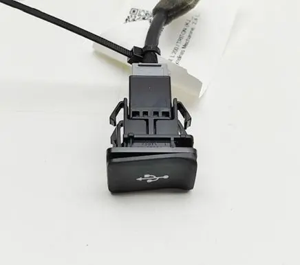 Mitsubishi L200 USB socket connector 8718A030