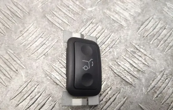 Mercedes-Benz C W204 Tailgate/boot open switch button A2048707151