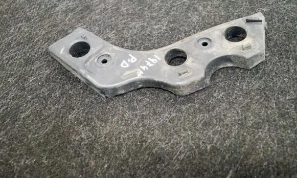 Volkswagen PASSAT CC Front bumper mounting bracket 3C8807184A