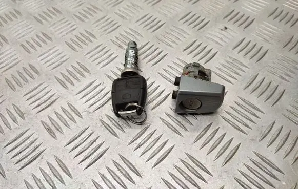 Opel Signum Front door lock (next to the handle) 