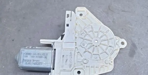 Seat Alhambra (Mk2) Front door window regulator motor 8K0959802B 942886100