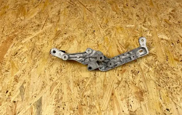 Engine mounting bracket