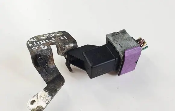 Infiniti M Y51 Glow plug pre-heat relay 0281003045 8200585956