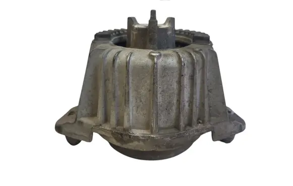 Mercedes-Benz C W204 Engine mount bracket 3618838