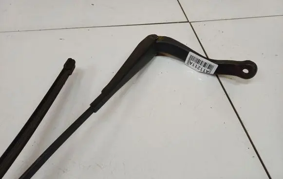 Opel Corsa D Front wiper blade arm 13182325