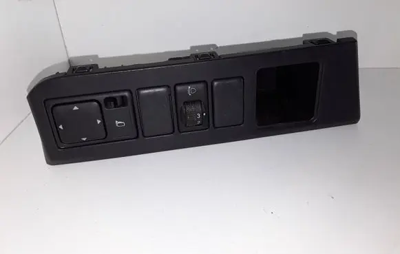 Nissan Note (E11) Wing mirror switch 684859U100