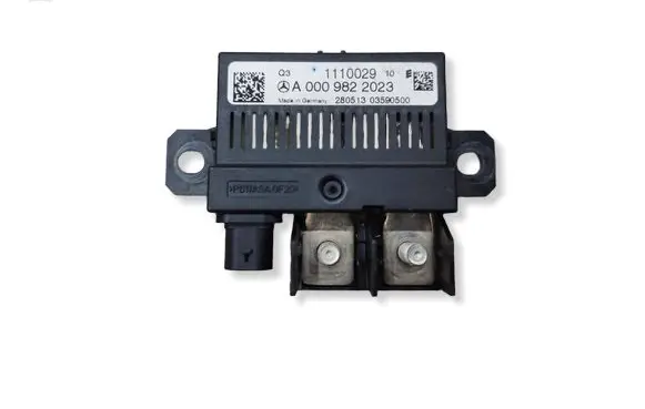 Mercedes-Benz E C207 W207 Charging relay A0009822023