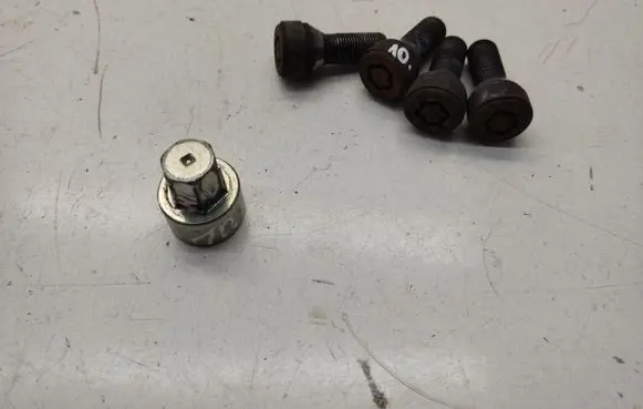 Mini Cooper Countryman R60 Nuts/bolts 