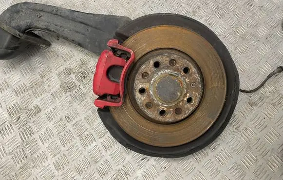 Volkswagen Golf V Rear wheel hub 