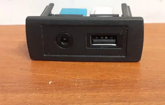 Mercedes-Benz Sprinter W906 AUX in-socket connector G50286 10660