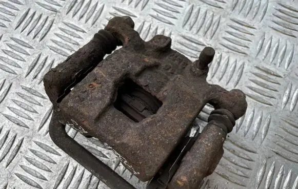 Nissan Qashqai Rear brake caliper