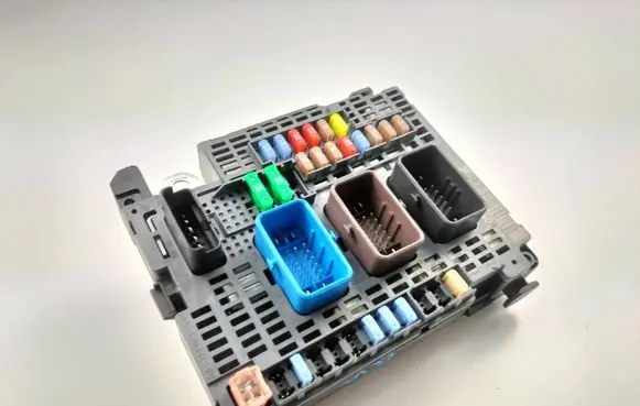Peugeot 308 SW Fuse module 9810295780