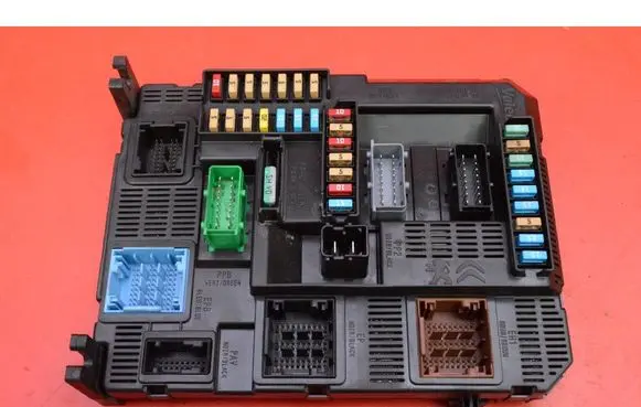Peugeot 208 I Fuse box set 9819850080