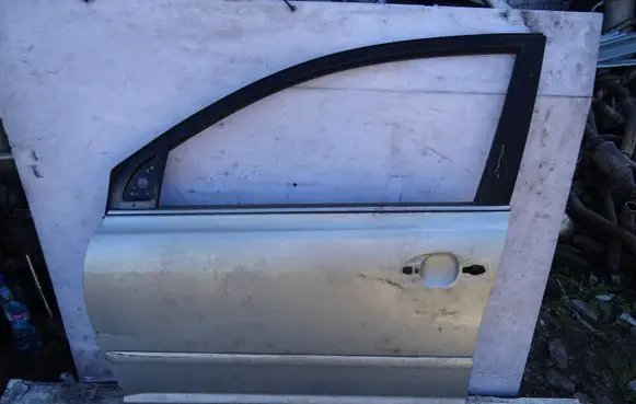 Toyota Avensis T250 Front door
