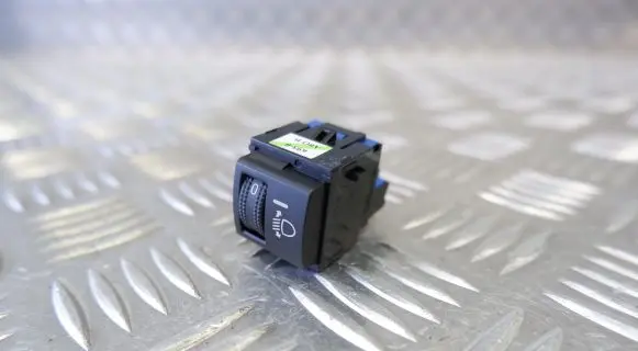 Toyota Yaris XP210 Headlight level height control switch 841520D290