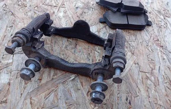 BMW 1 E81 E87 Front Brake Caliper Pad/Carrier 