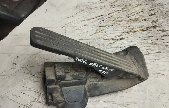 Seat Leon (1P) Accelerator throttle pedal 74390500