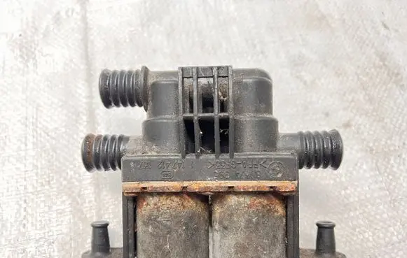 BMW 5 E39 Coolant heater control valve 8374995