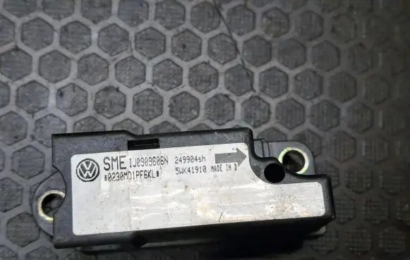 Volkswagen PASSAT B5 Airbag deployment crash/impact sensor 1J0909606N