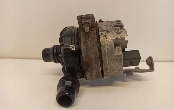 Mercedes-Benz C W205 Water pump A0005003000