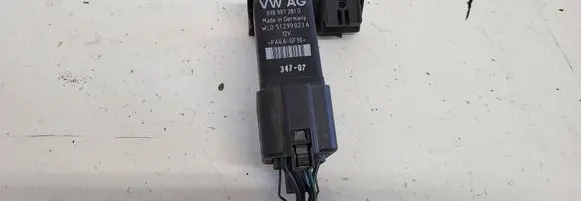 Volkswagen Golf V Glow plug pre-heat relay 038907281D 51299023A 34707