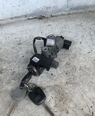 Toyota Avensis T250 Ignition lock 05015178