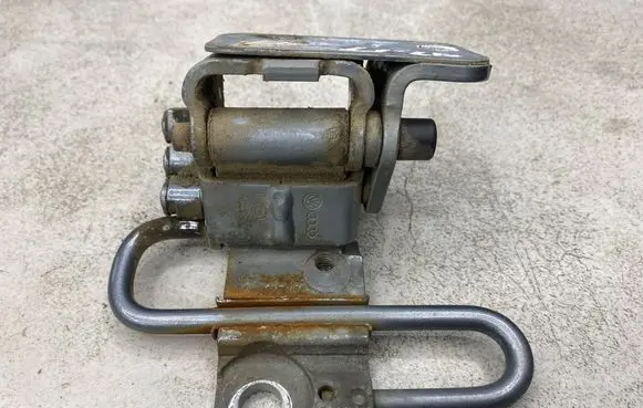 Audi A4 S4 B7 8E 8H Front door lower hinge 8E0831412E