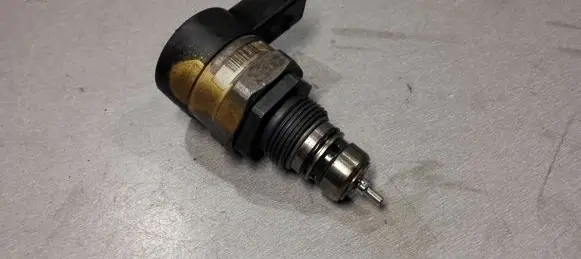 BMW X5 E70 Fuel pressure regulator 0281002738 31681533