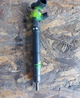 Volkswagen Polo V 6R Fuel injector 04B130277J