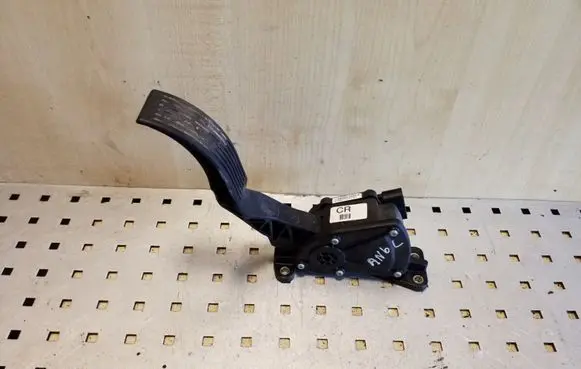 Hyundai Santa Fe Accelerator throttle pedal 327262B900
