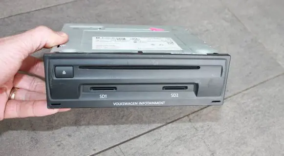 Volkswagen Touran III Radio/CD/DVD/GPS head unit 3Q0035846A 28549510 MIB2STD