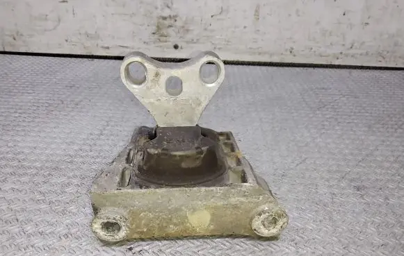 Honda Civic Engine mount bracket