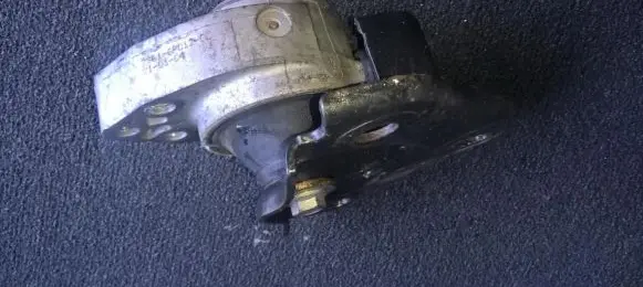 Engine mount bracket