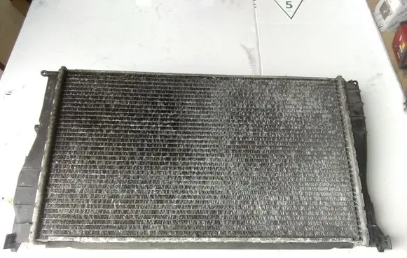 BMW 1 E81 E87 Coolant radiator 7797447 1341613 31547014