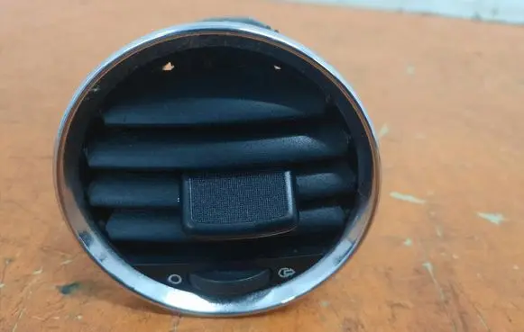 Peugeot 308 Dash center air vent grill