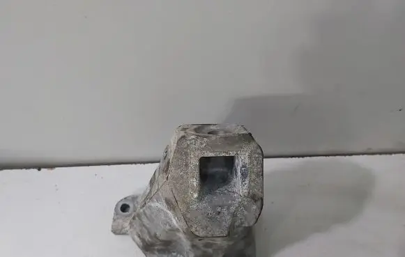 BMW 5 F10 F11 Engine mounting bracket 6777622