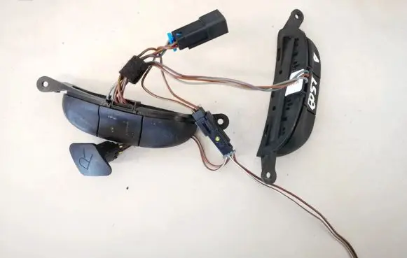 Opel Zafira A Steering wheel buttons/switches 90561159