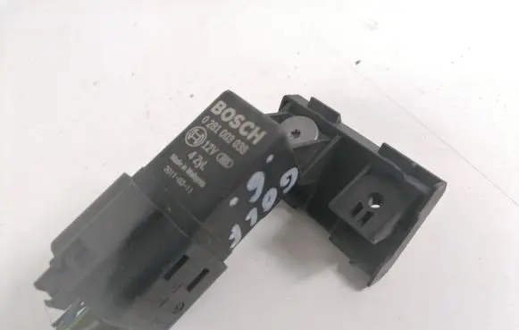 Volkswagen Golf VI Glow plug pre-heat relay 0281003038