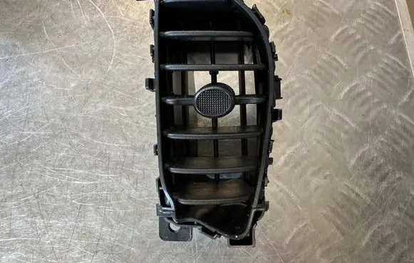 Nissan Juke I F15 Dash center air vent grill 687501KK0A