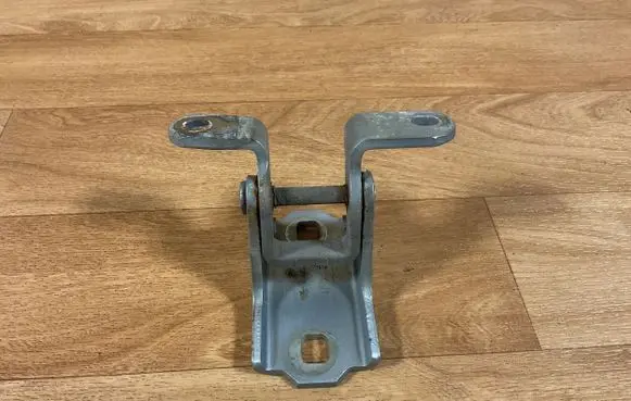 Opel Insignia A Front door lower hinge 046574