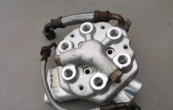 Audi 80 90 S2 B4 Fuel distributor 0438101029
